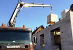 SCANIA с манипулятором: доставка силикатных блоков на объект